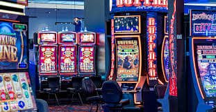 Ilustrasi permainan sportsbook dan live casino di mobile